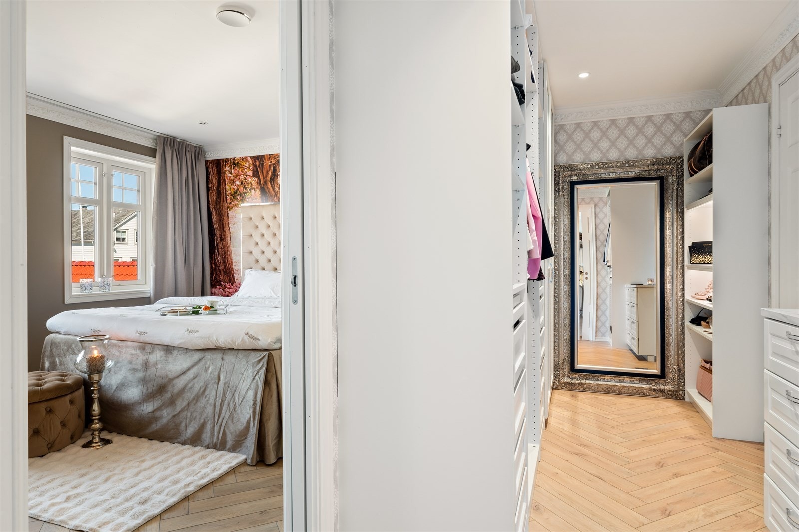 Rommet har direkte tilknytning til et stort walk-in closet med rikelig oppbevaringsplass. Galleribilde