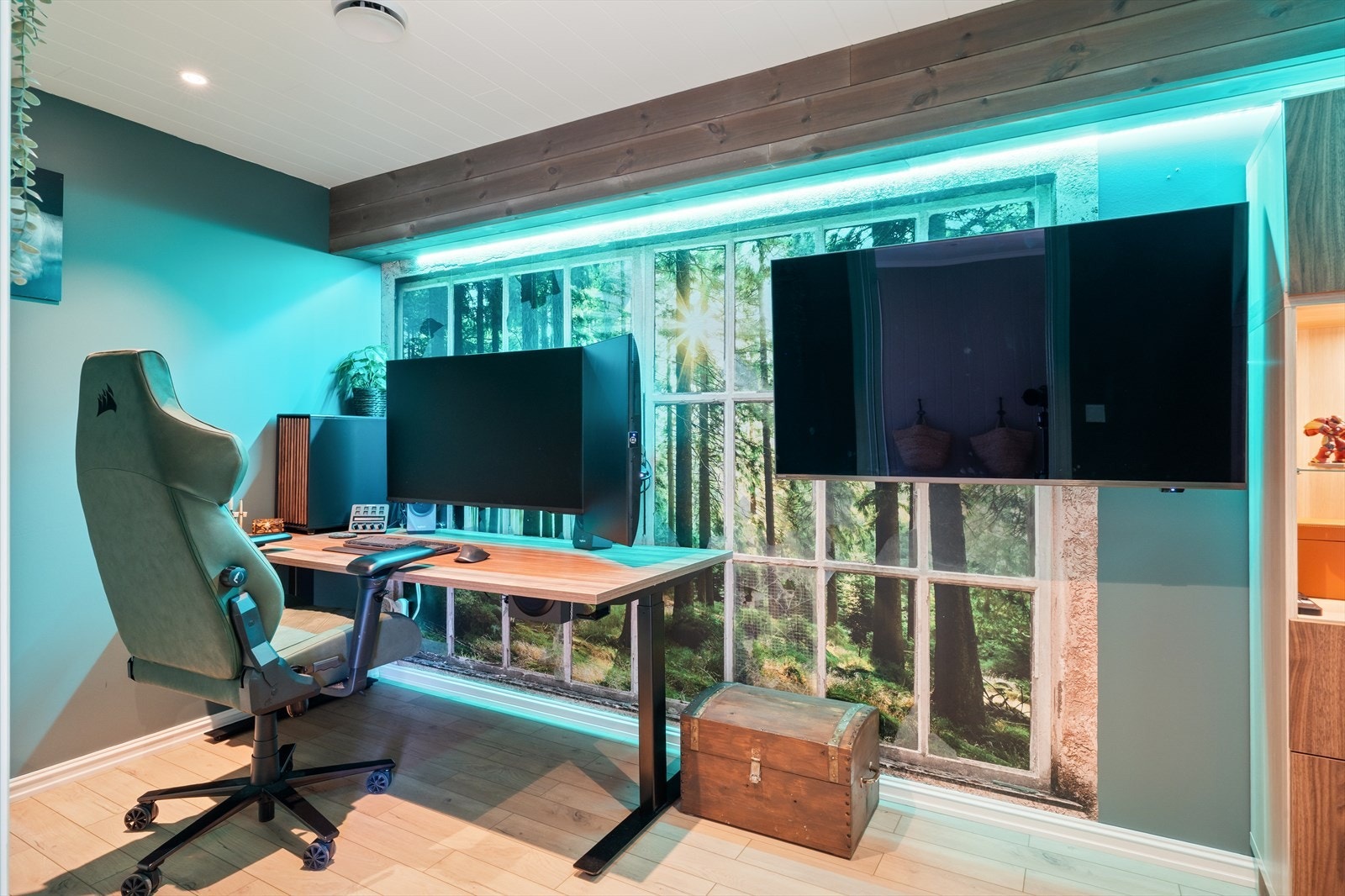 For den som har behov for hjemmekontor, tilbyr boligen et eget kontorrom i underetasjen med god plass til skrivebord og oppbevaring - ideelt for en effektiv arbeidshverdag hjemmefra. Galleribilde