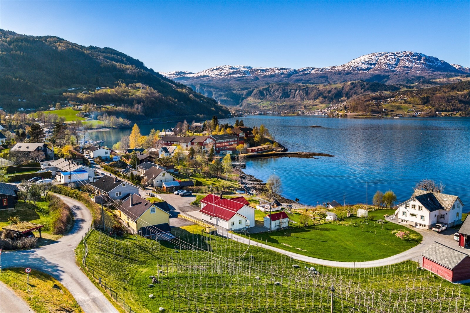 Norheimsund sentrum ligger kun ca. 4 kilometer unna, noe som gir en fin balanse mellom landlig ro og sentrumsnær beliggenhet. Galleribilde