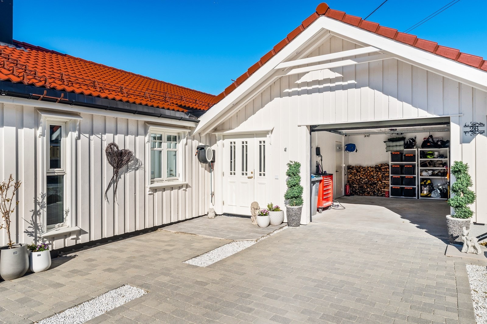Til boligen hører en tilknyttet garasje med elektrisk port, som gir enkel og komfortabel adkomst. Galleribilde
