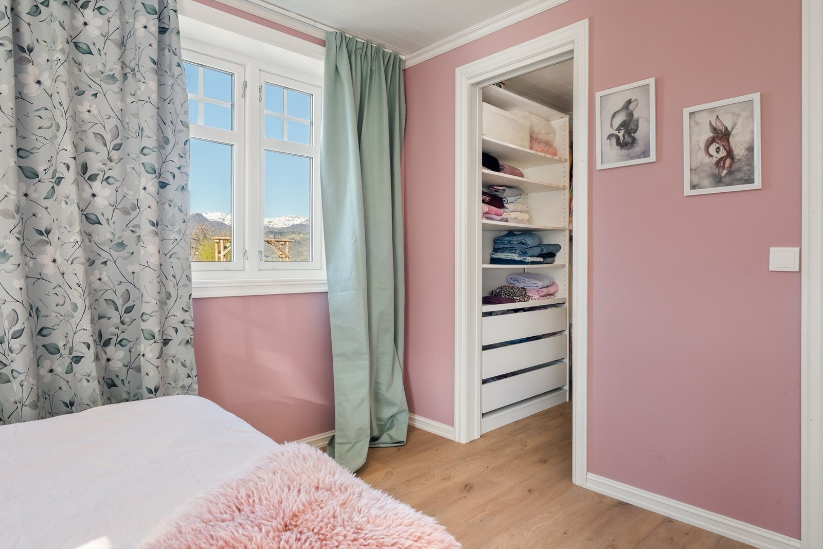 Ett av rommene har også tilgang til et mindre walk-in closet. Galleribilde