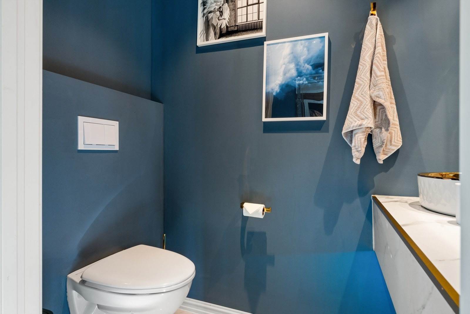 I tillegg har boligen et separat WC-rom med vegghengt toalett og servant i første etasje. Galleribilde