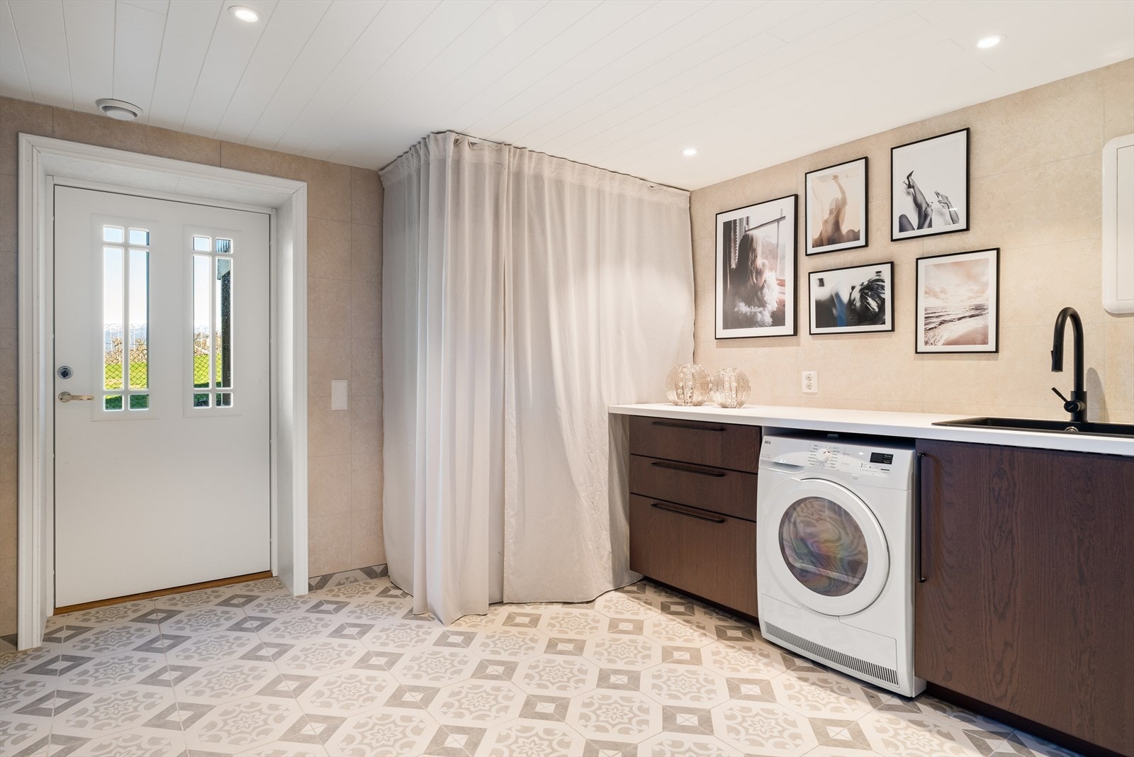Vaskerommet har egen inngang fra utsiden, noe som er spesielt praktisk for småbarnsfamilier eller aktive familier når barn kommer hjem våte eller skitne etter lek og aktiviteter ute. Galleribilde