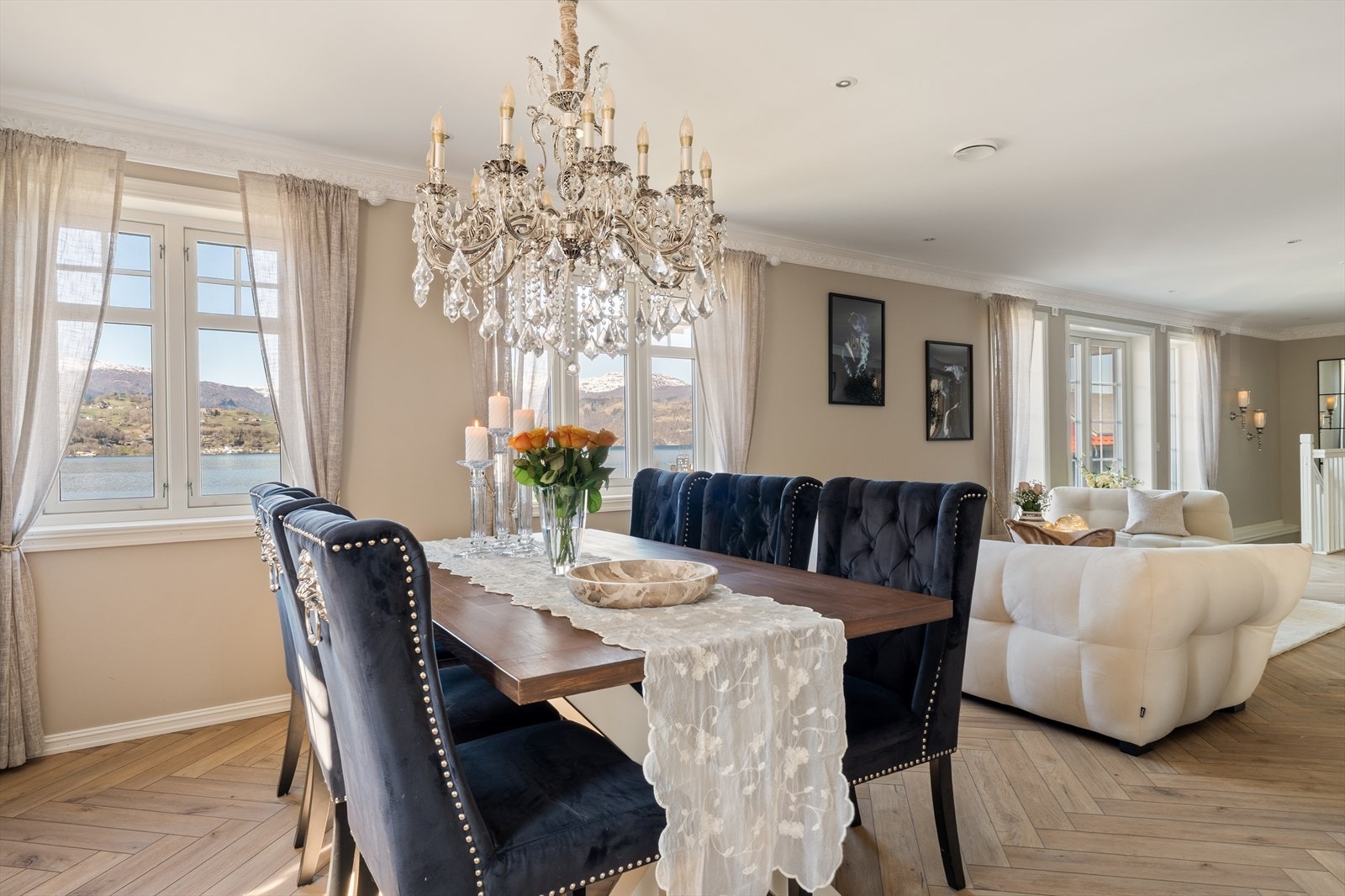 Dette blir et hyggelig samlingspunkt for både hverdag og fest - enten det er familiemiddager, lange frokoster eller tradisjonell fredagstaco. Galleribilde
