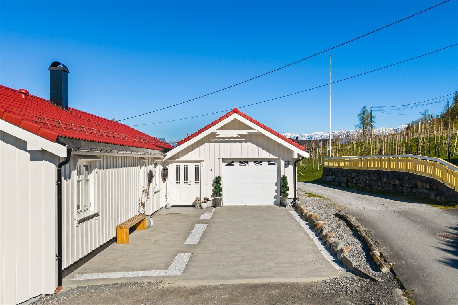 Fra garasjen kan man gå tørrskodd direkte inn i boligen - en svært praktisk løsning i hverdagen. Galleribilde