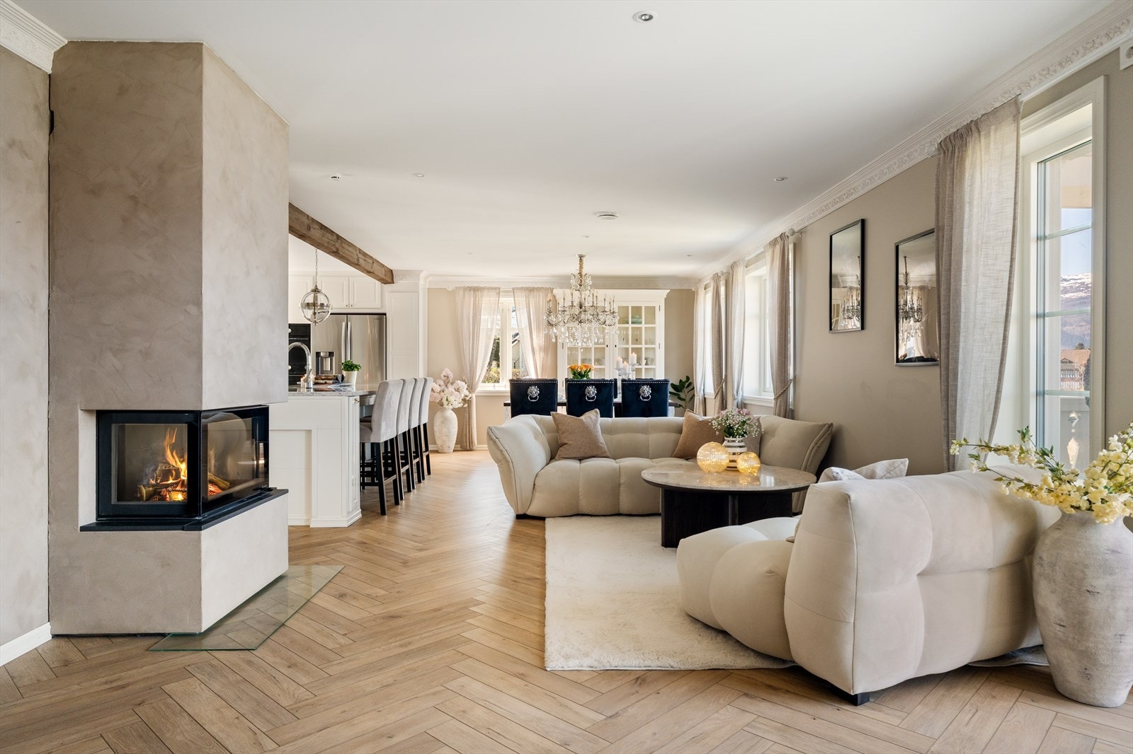 Stuedelen, som i dag benyttes som en elegant finstue, har god plass til sofagruppe, salongbord og øvrig møblement. Galleribilde