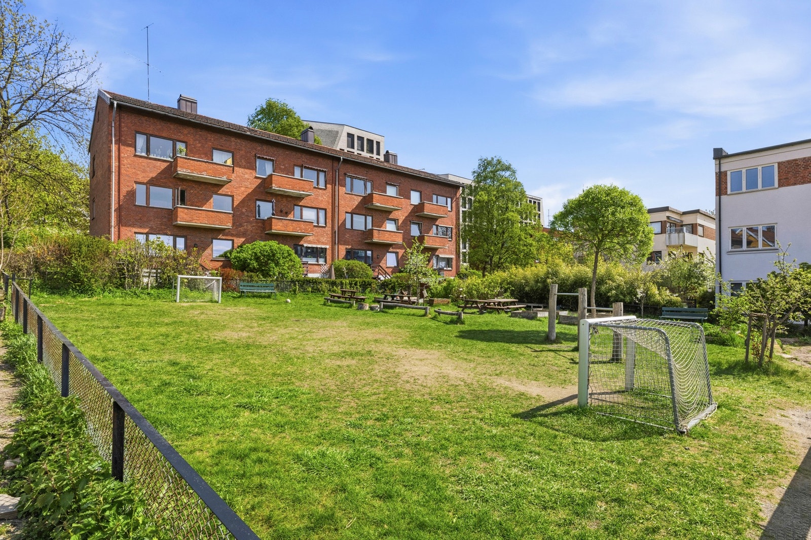 Kort vei til fotballbane for store og små. Galleribilde