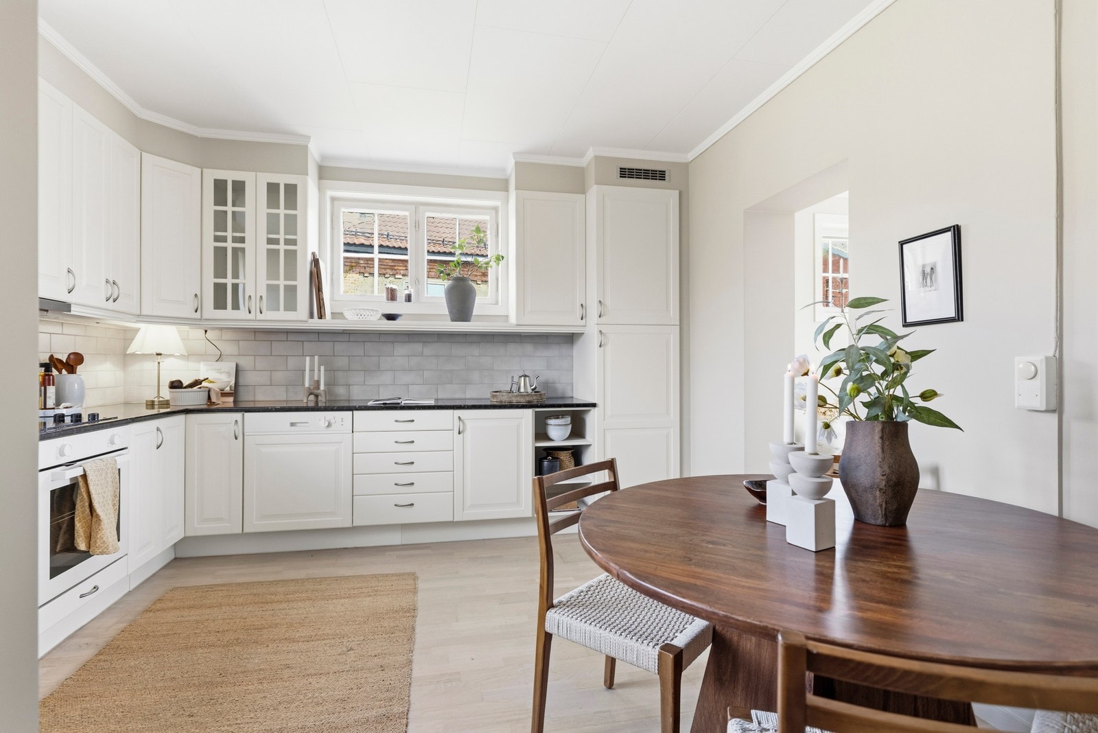Det er naturlig plass til spisebord på kjøkkenet. Galleribilde