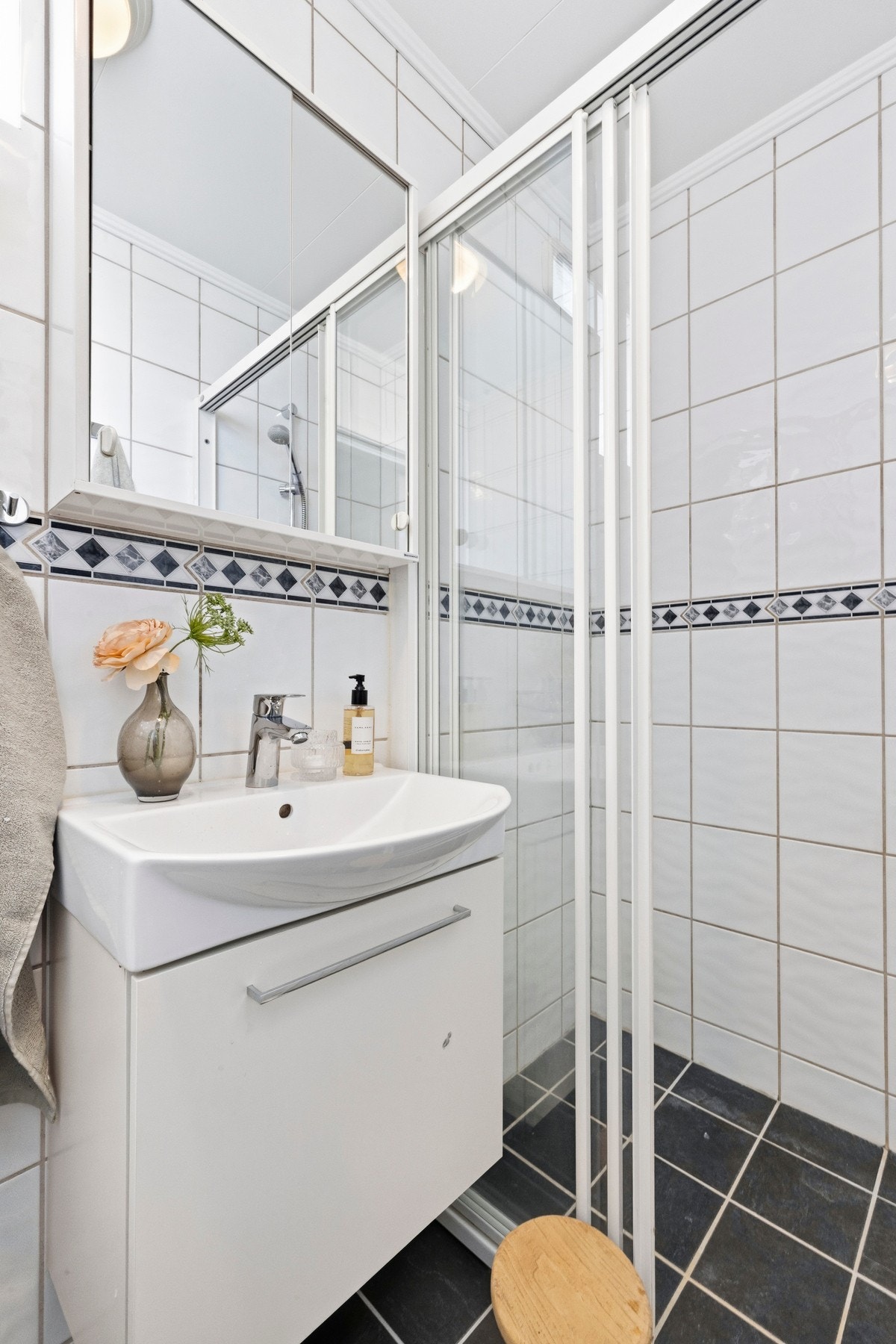 Dusjdør i glass på skinne. Galleribilde
