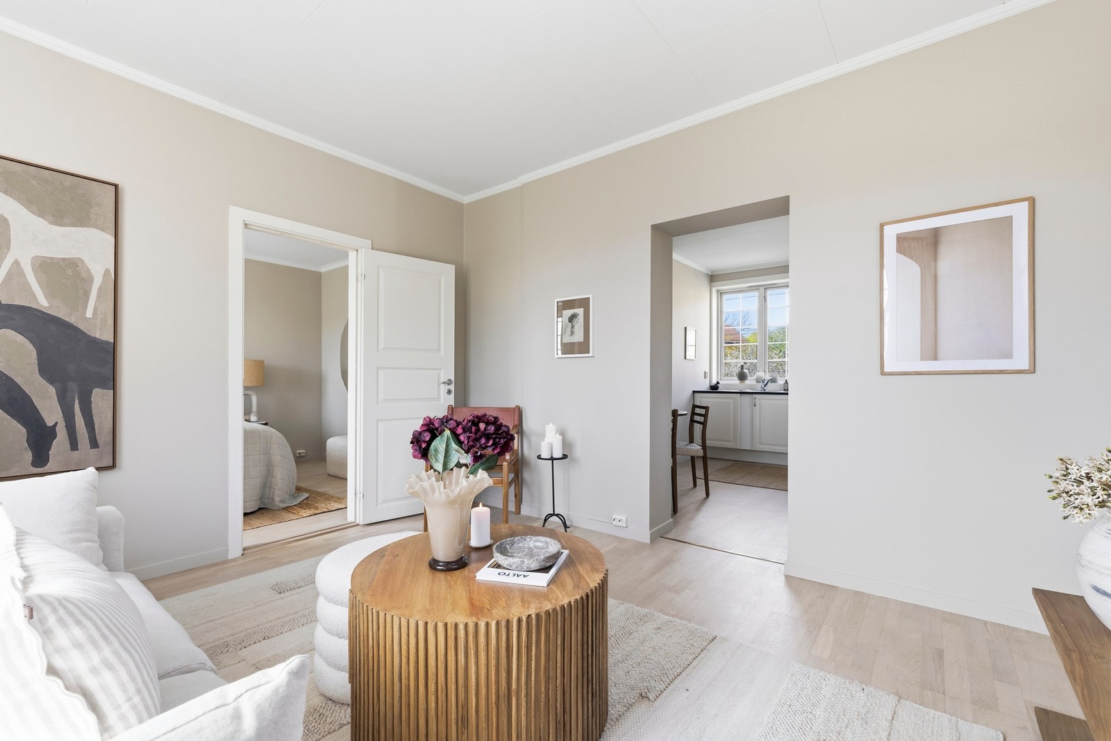 Det er god plass til sofa med tilhørende møblement. Galleribilde