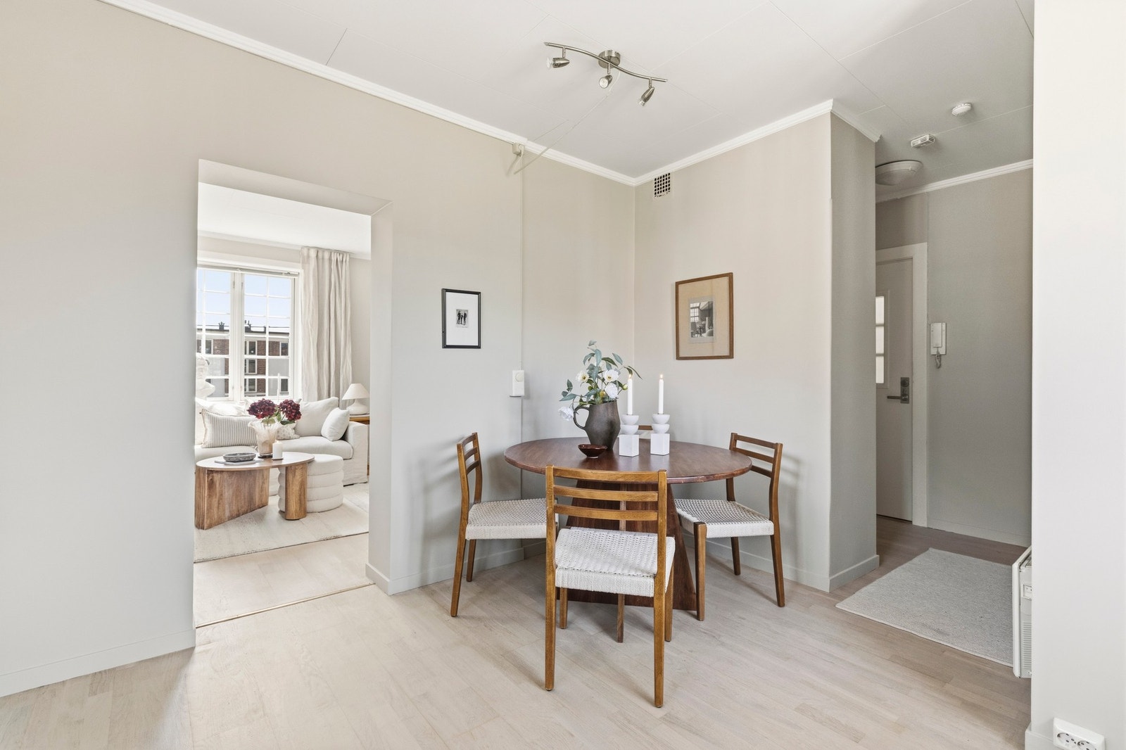 Planløsningen oppleves både moderne og fleksibel, med en naturlig flyt mellom rommene. Galleribilde