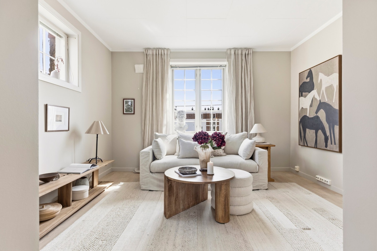 Rålekker og lys stue med stort vindu som slipper inn rikelig med naturlig lys. Galleribilde