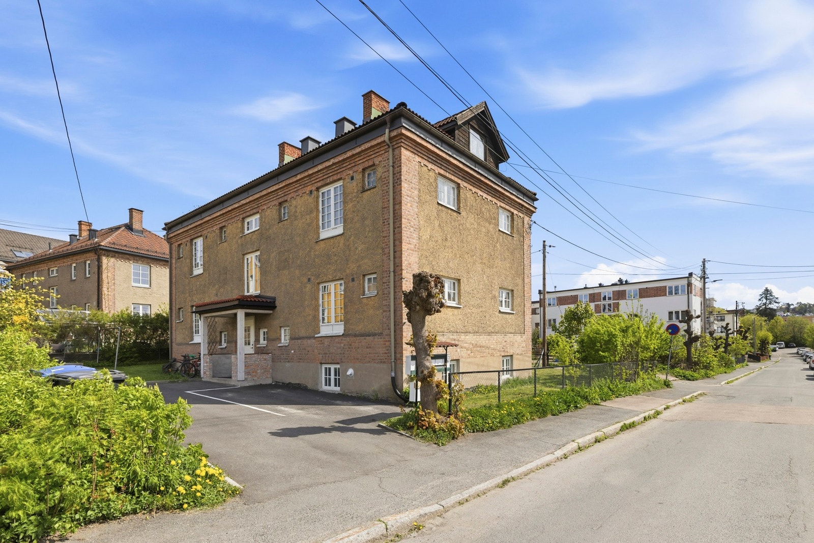 Sameiet har 2 parkeringsplasser som blir fordelt ved loddtrekning den 01.07 hvert år, da for ett år av gangen. Galleribilde