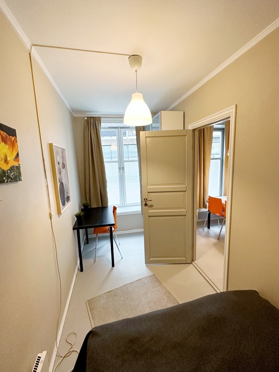 Soverom 4 .- skrivebord og skap Galleribilde
