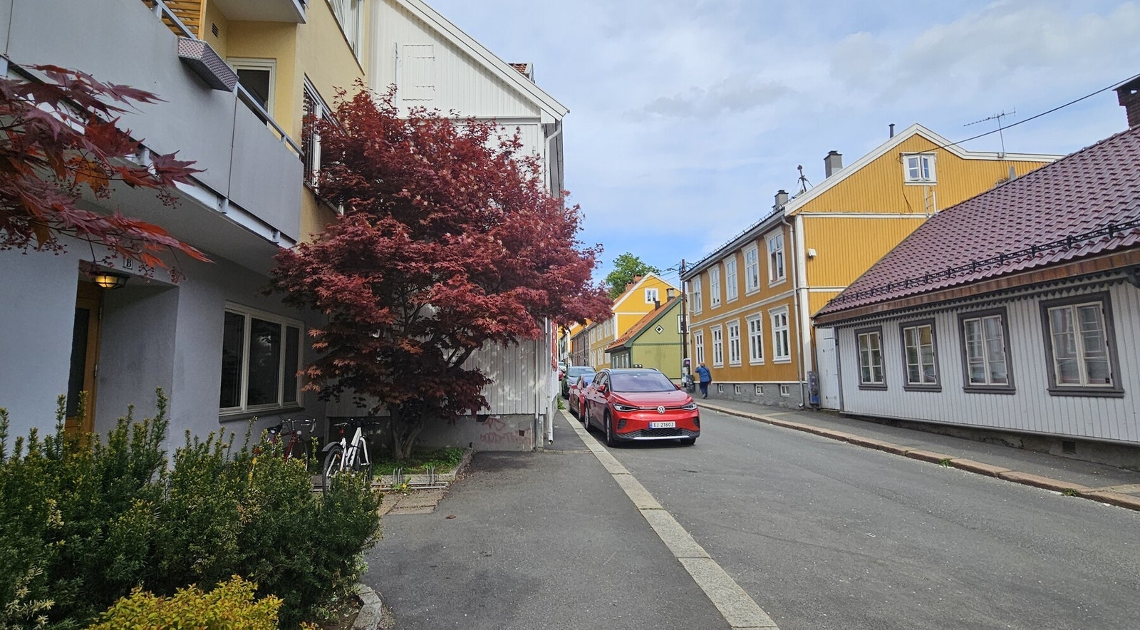 Fasade. Attraktiv beliggenhet blant hyggelig trehusbebyggelse. Galleribilde