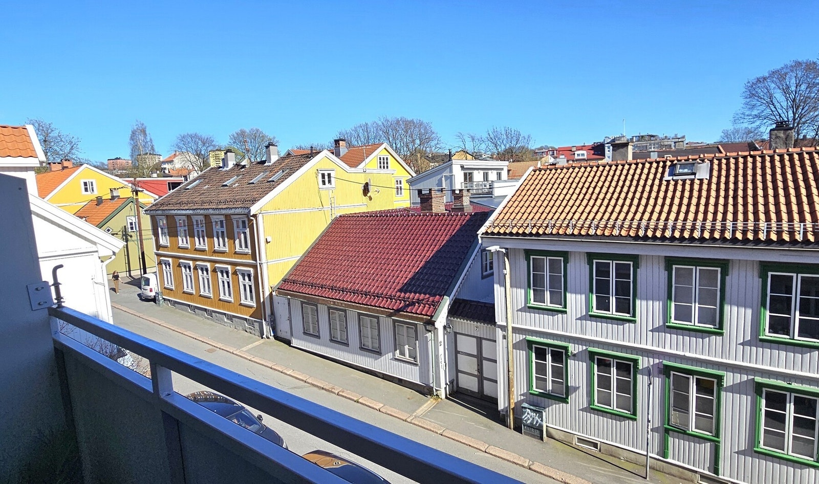 Balkongen er på ca. 3 kvm med plass til utemøblement. Galleribilde