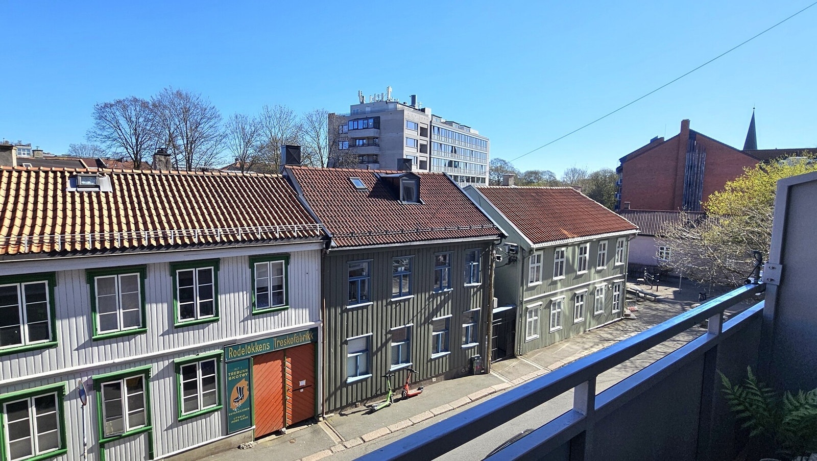 Fra balkongen er det utsyn mot den sjarmerende trehusbebyggelsen på Rodeløkka. Galleribilde