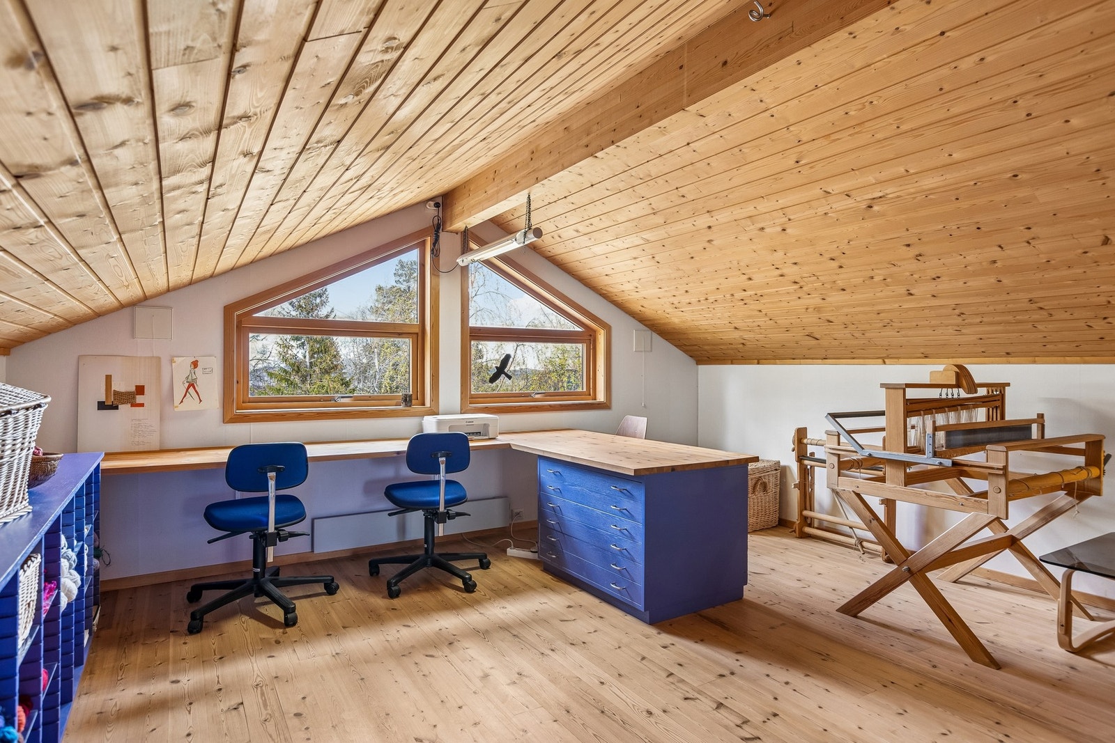 Stort rom på loft på 15,9 m² som i dag er innredet som arbeidsrom. Galleribilde