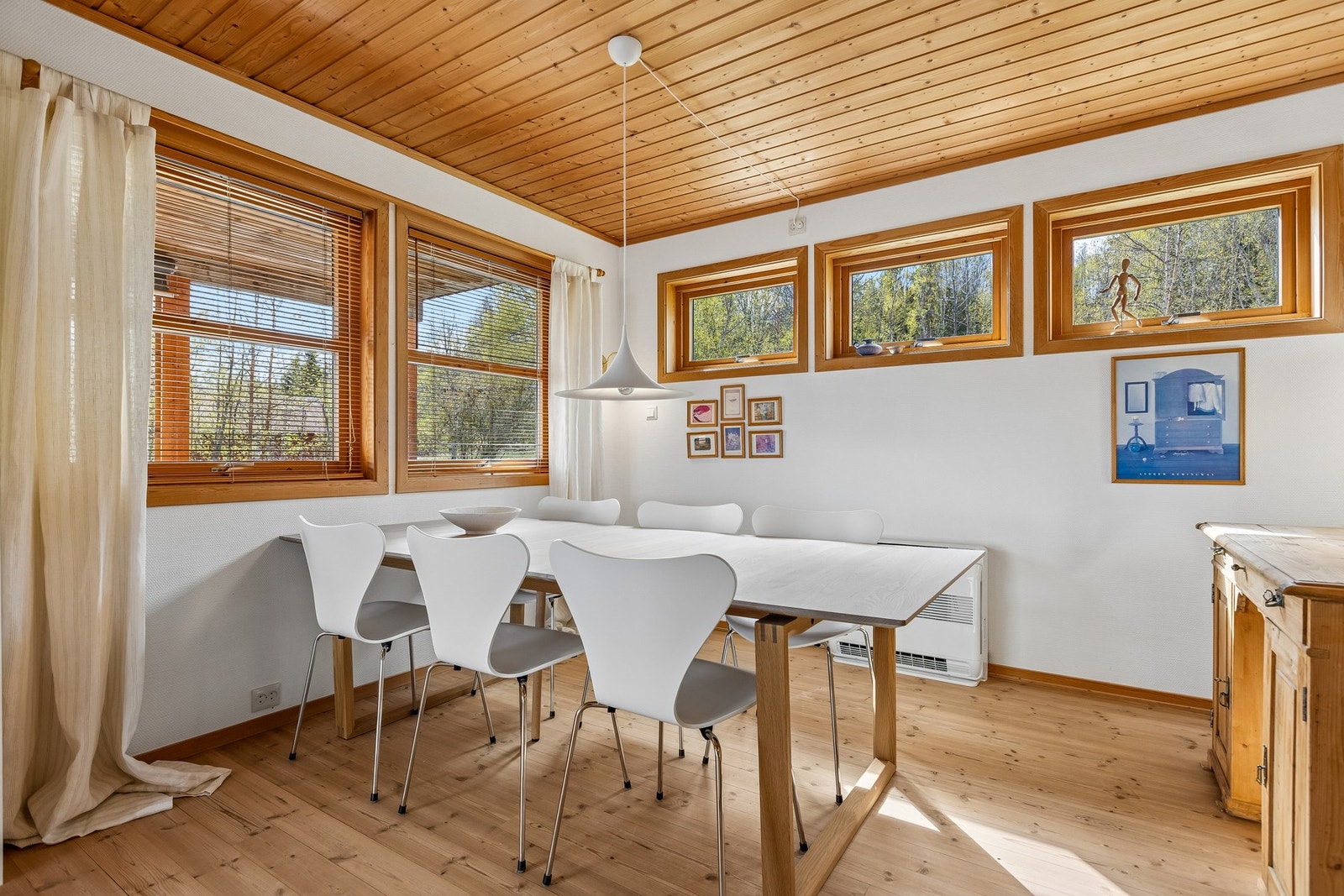 Tilbaketrukken spisestue på 14 m² meg god plass til stort spisebord - Perfekt for hyggelige sammenkomster. Galleribilde