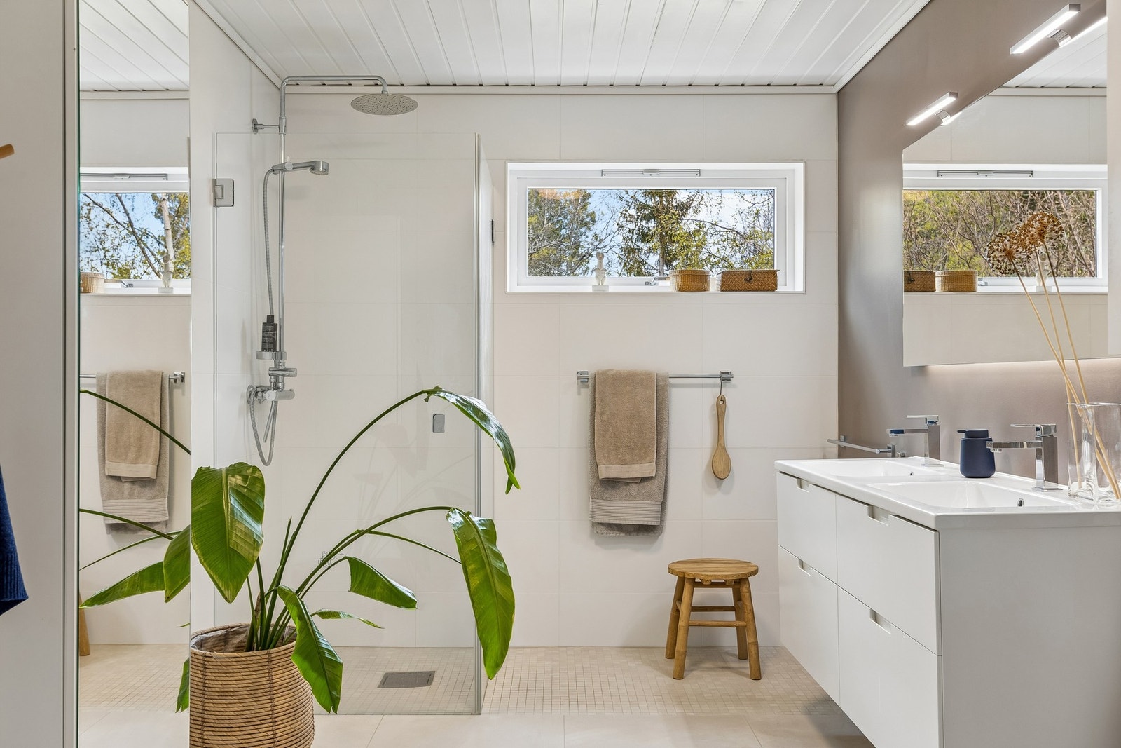 Badet ble totalrehabilitert i 2016 og har fått tilstandsgrad 1 av takstmann. Her har du direkte inngang til hovedsoverommet. Galleribilde