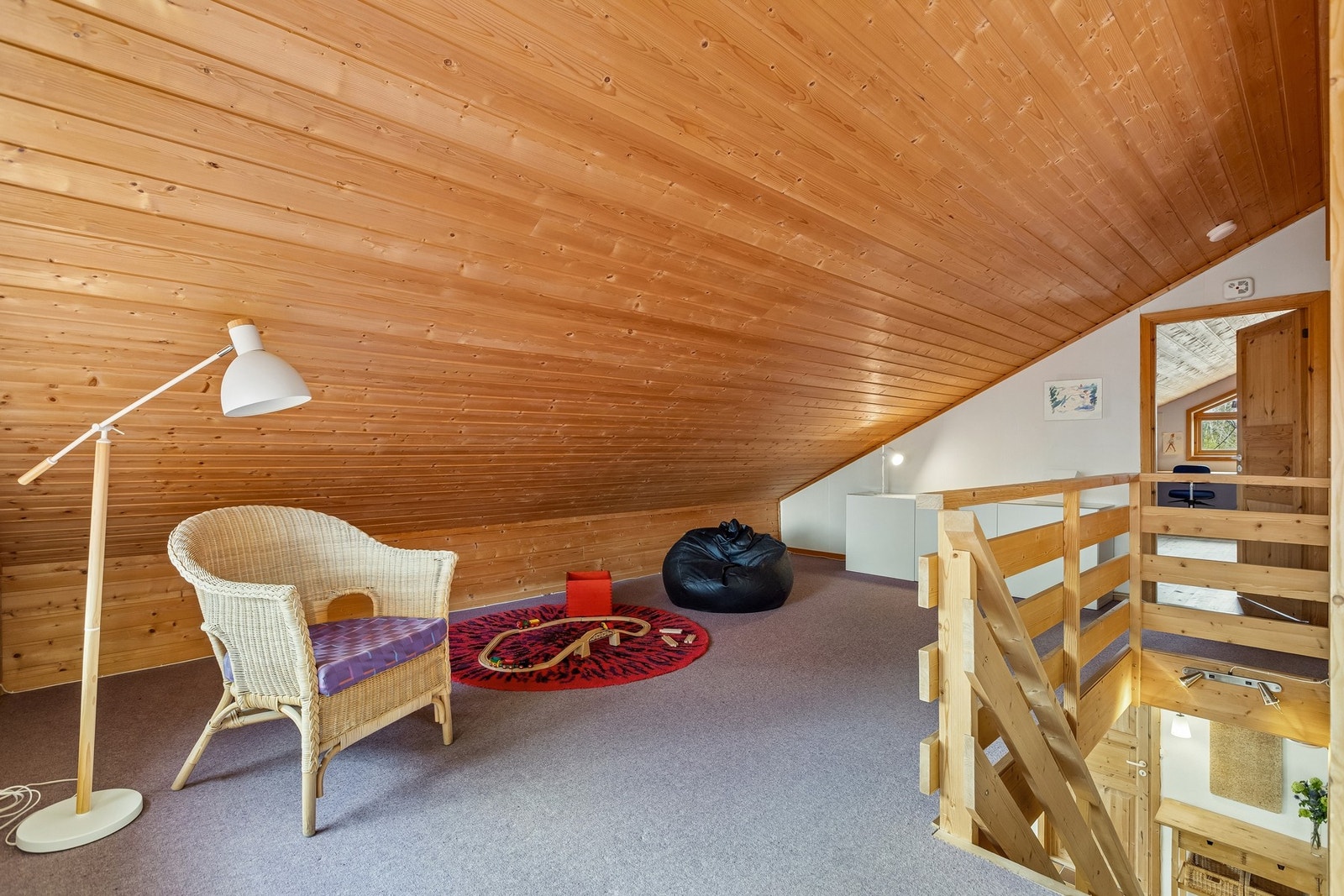 På loftet har du også en bod på 3,1 m², samt to knekott. Galleribilde