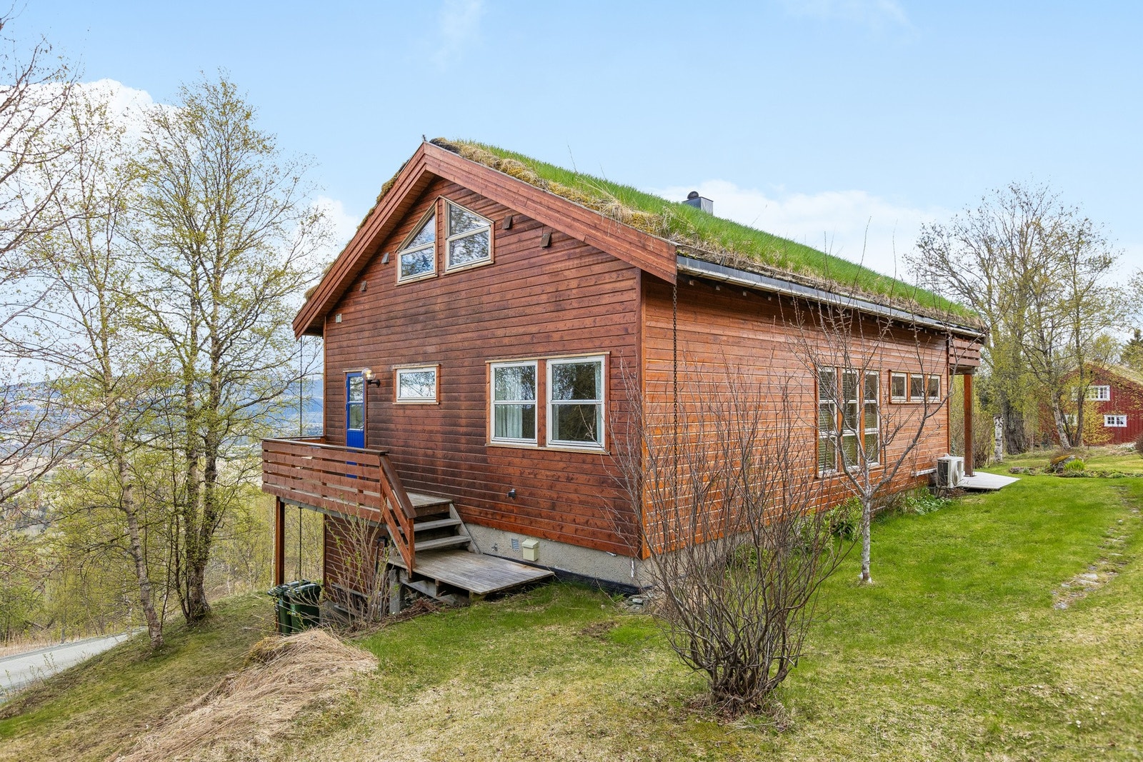 Tomten er pent opparbeidet og er på hele 1403 m². Galleribilde