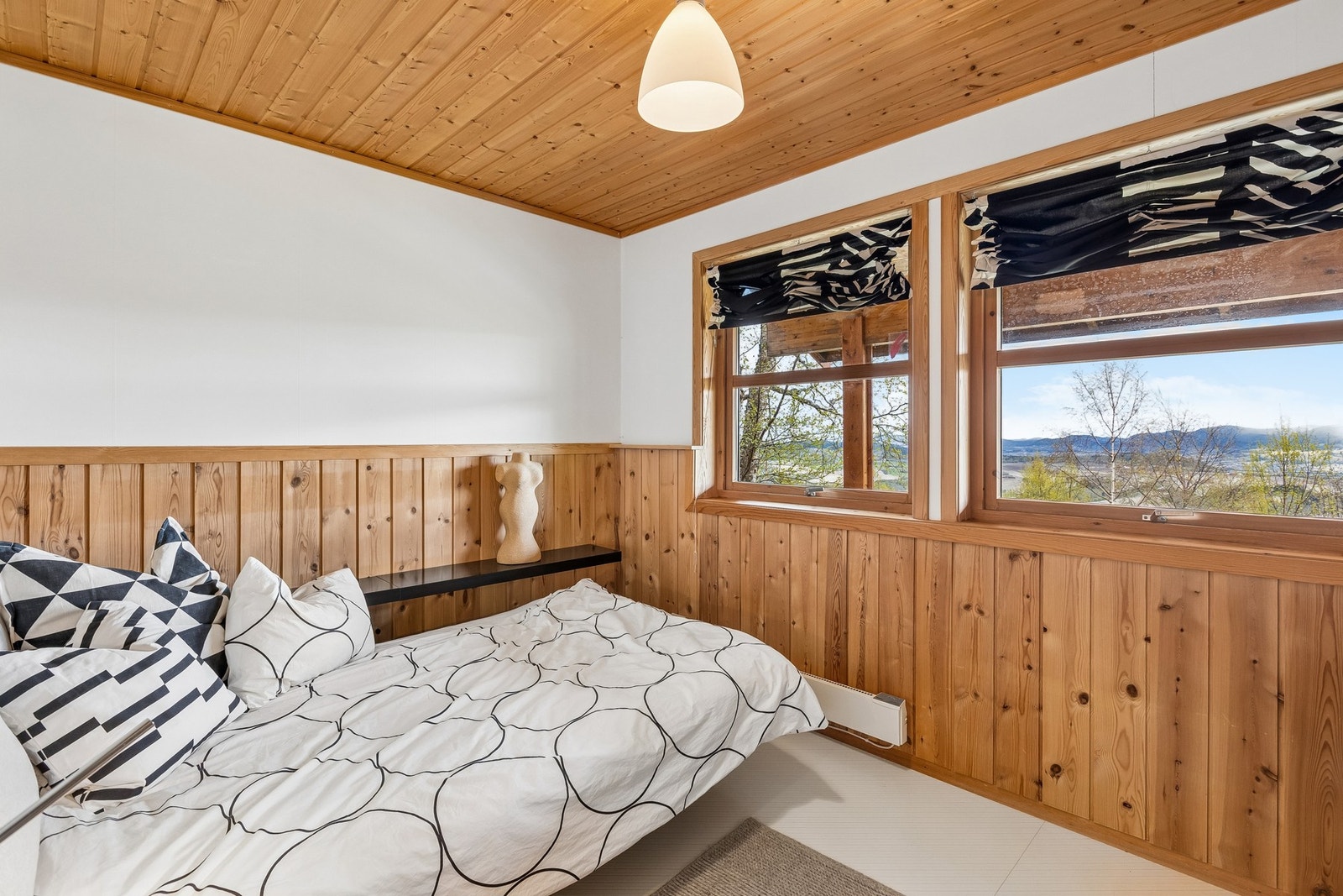 Soverom 2 er oppmålt til 10,6 m². Her kan du våkne til en helt fantastisk utsikt. Galleribilde
