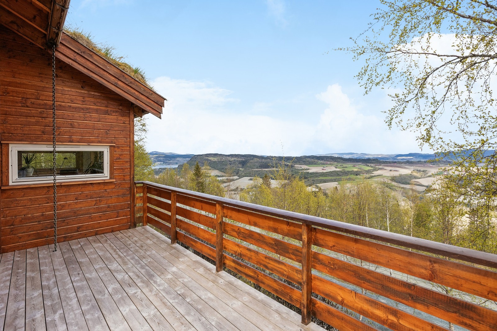Romslig terrasse på fremsiden av boligen på 18,5 m². Galleribilde