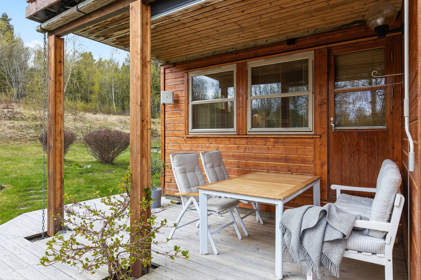 Platting på 11 m² utenfor spisestuen. Her kan middagen nytes på godværsdager. Galleribilde