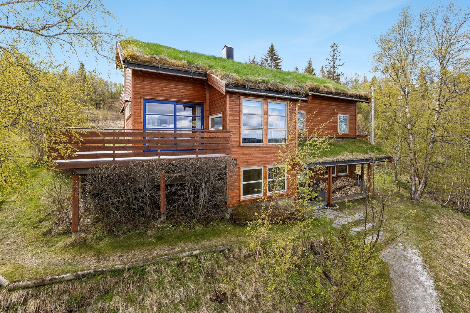 Eiendommen ligger usjenert til og er den perfekte plassen for deg som drømmer om fredelige omgivelser og nærhet til naturen! Galleribilde