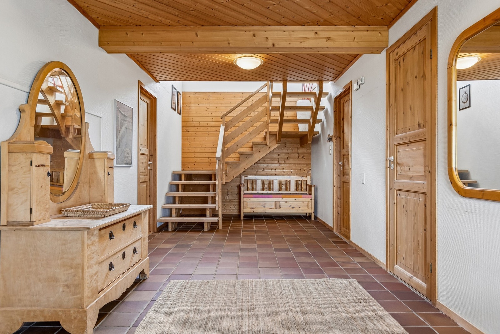 Stor flislagt hall på 21,5 m². Galleribilde
