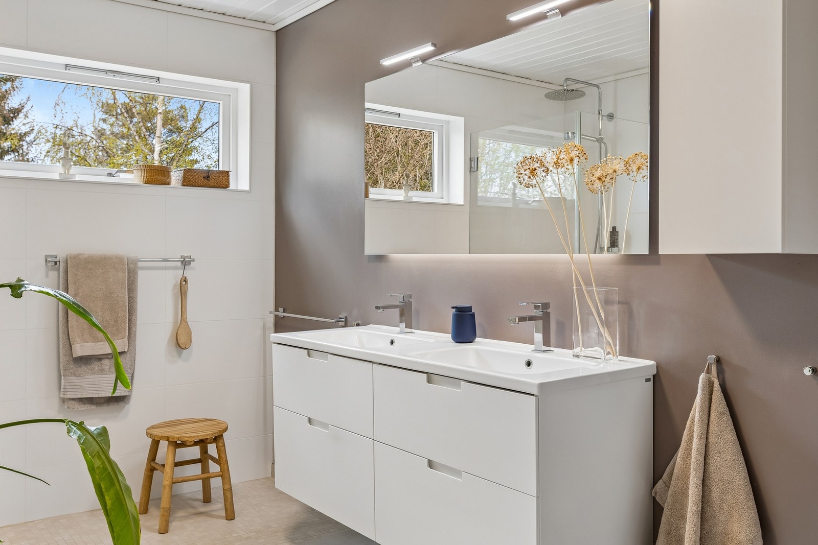 Pent og moderne baderom med behagelig gulvvarme på hele 9,4m². Galleribilde