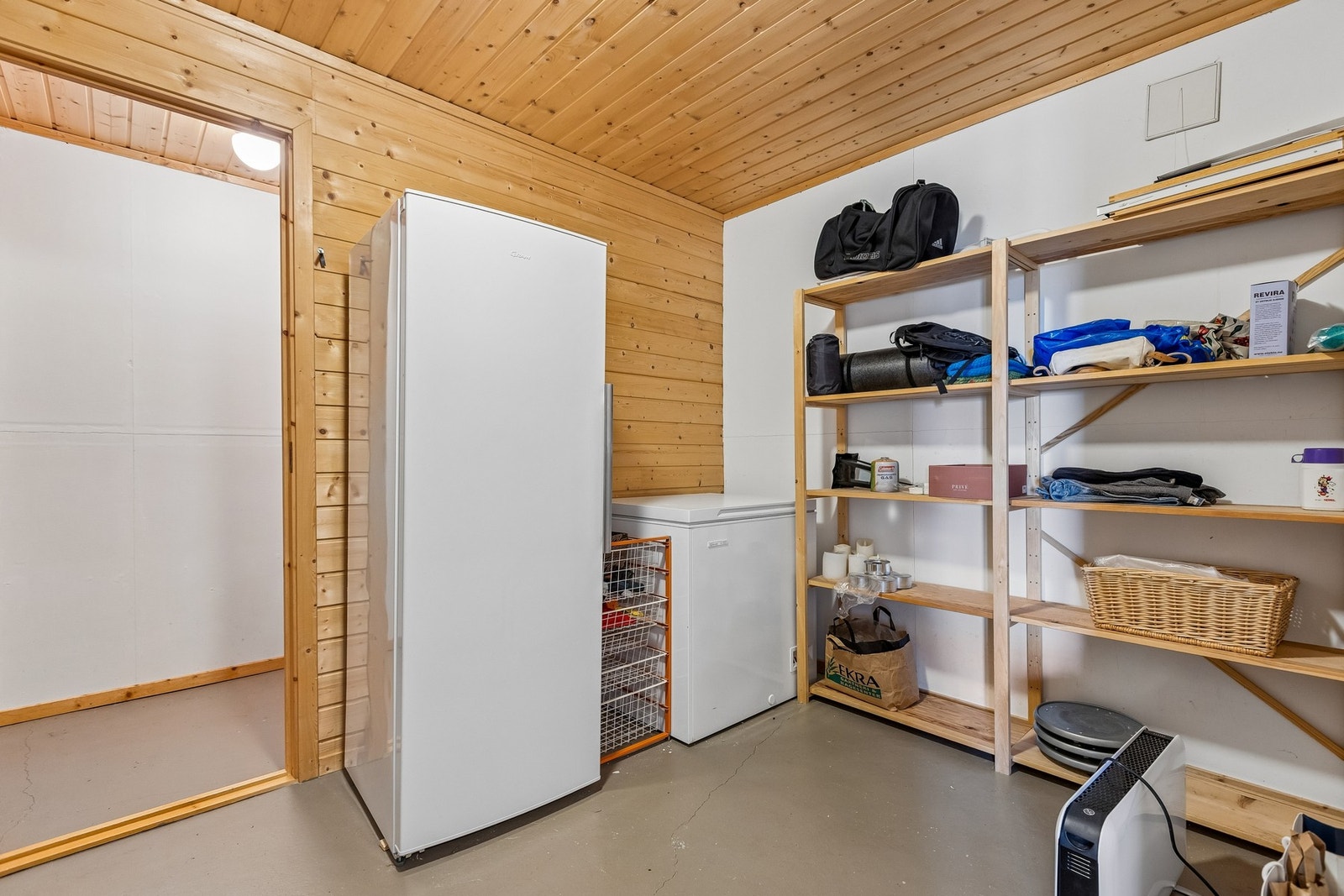Stor bod på 13,3m² i sokkeletasjen. Perfekt for ekstra fryseboks o.l. Galleribilde