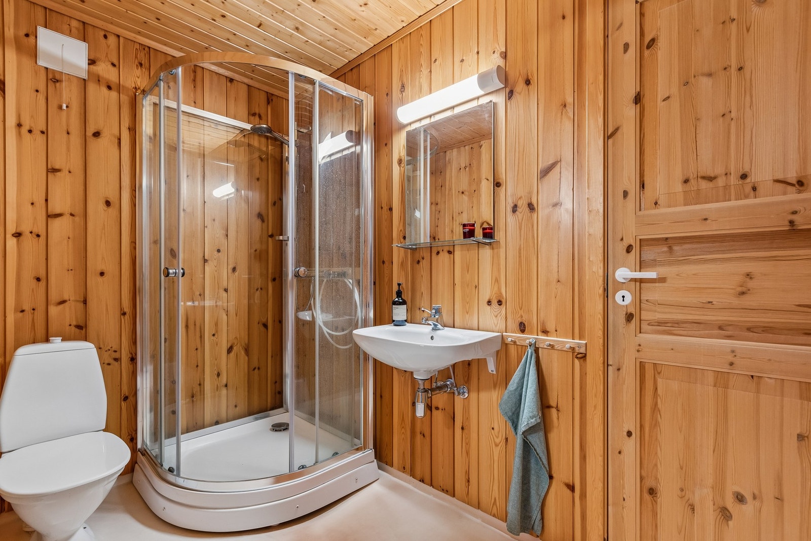 Bad i sokkeletasje. Badet har renoveringsbehov. I bakkant av badet har du et stort teknisk rom på 7 m². Galleribilde