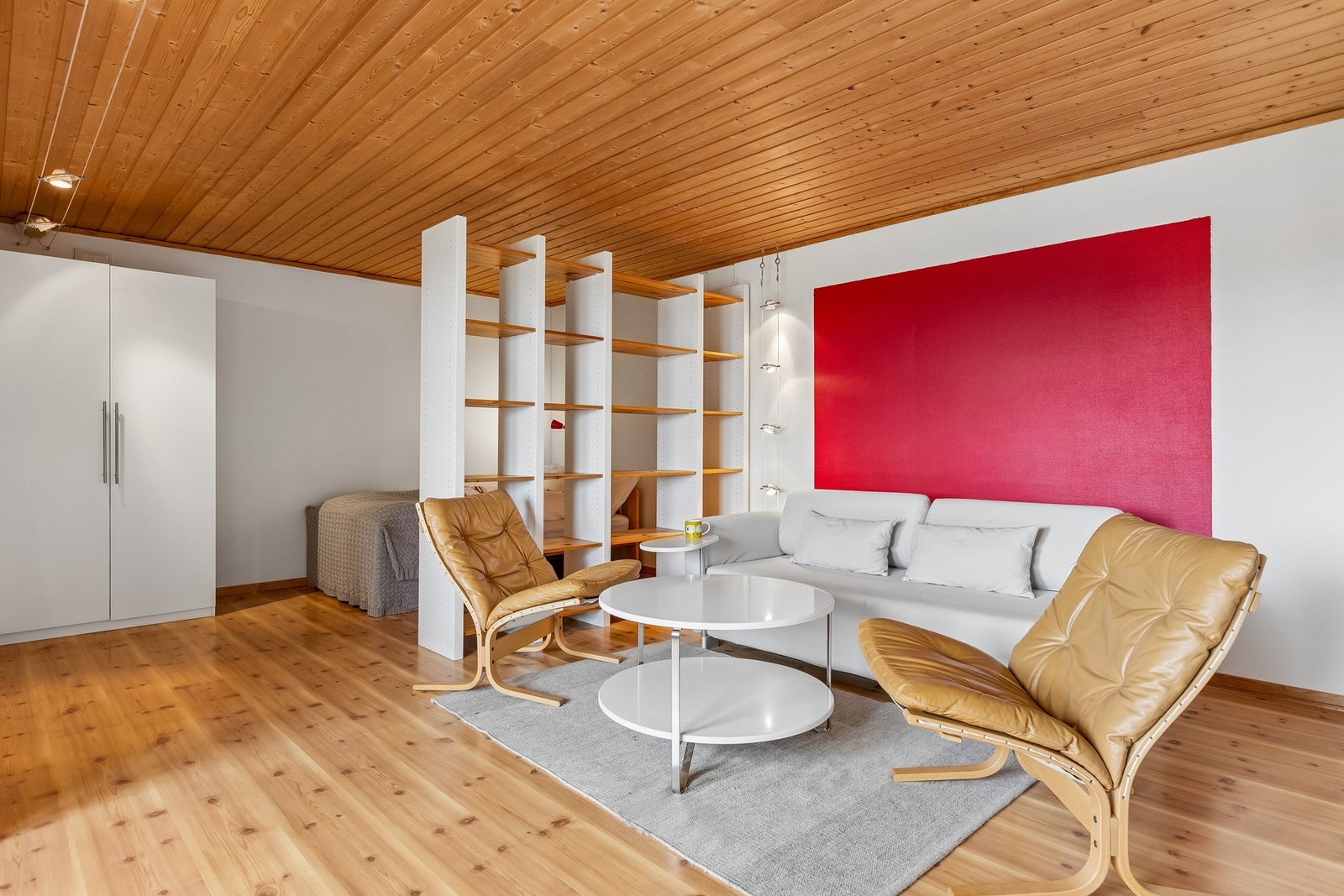 Stort disponibelt rom innredet som kjellerstue på hele 28,1 m². Galleribilde