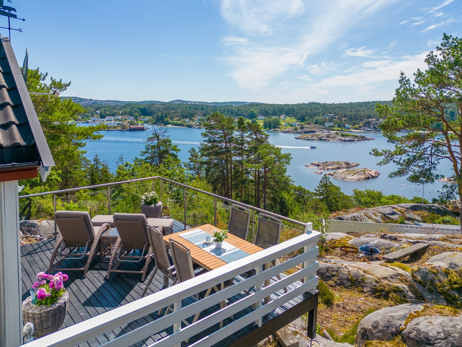 Romslig hytte med diverse uteplasser i form av verandaer (dels inglasset/overbygget) og platting Galleribilde