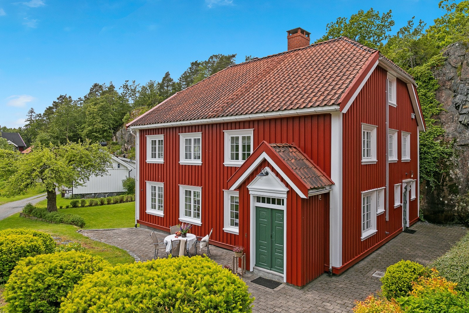 Flott enebolig over tre plan som ble betydelig renovert i 1996 Galleribilde