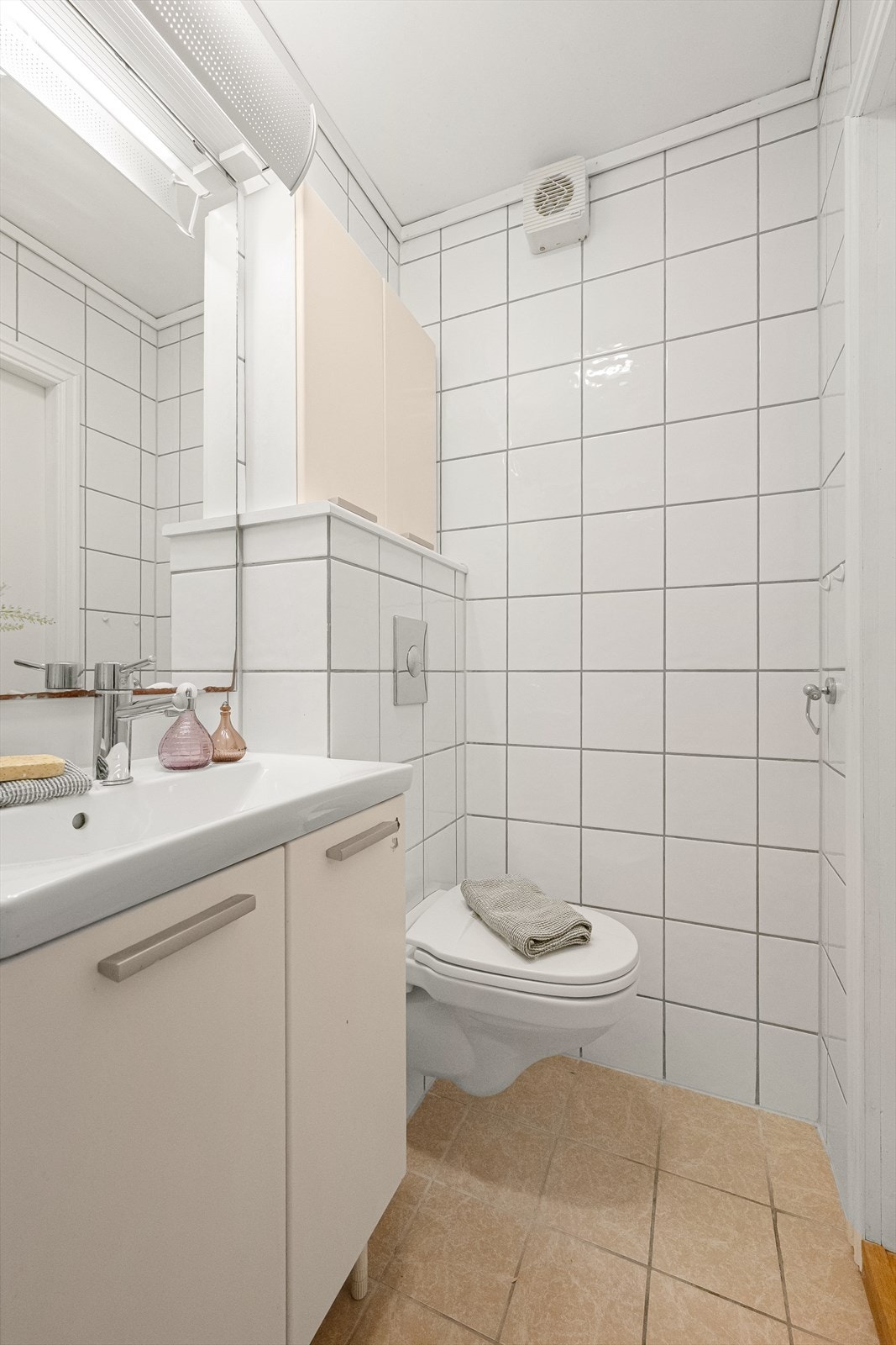 Badet er helfliset og har elektriske varmekabler i gulvet. Galleribilde
