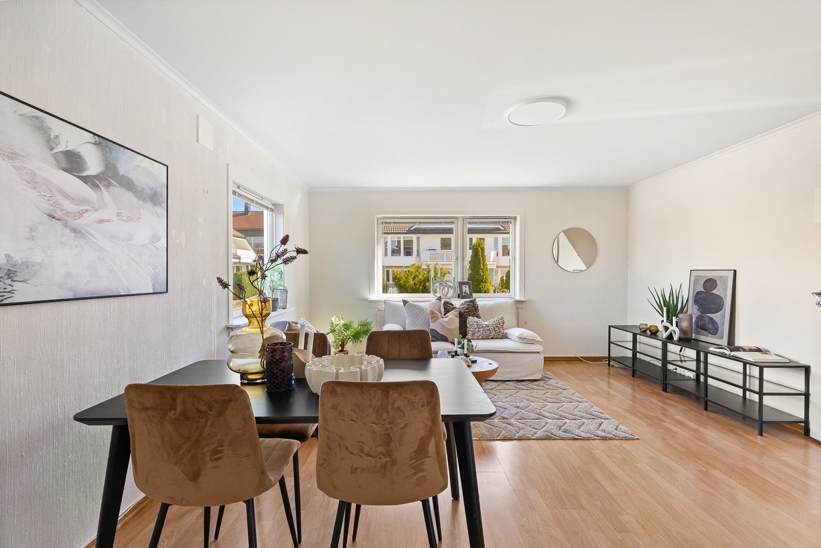 Stuen har god plass til både sofagruppe og spisebord. Galleribilde