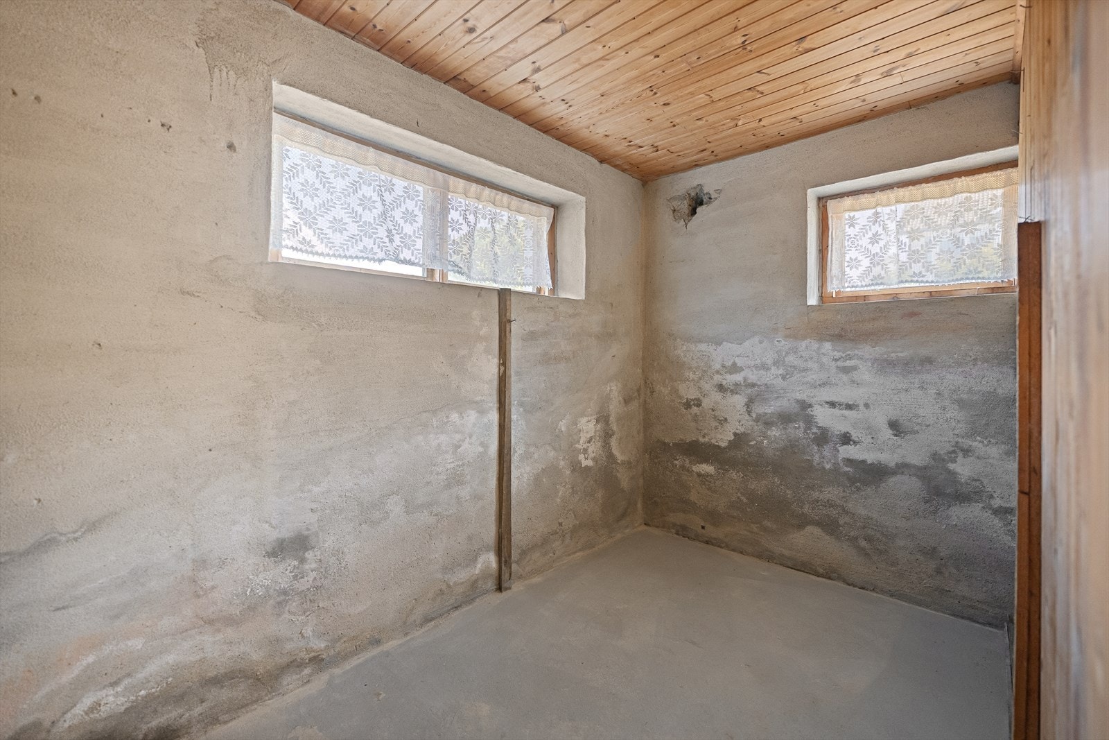 Kjelleren har betonggulv og vegger av betong/mur. Galleribilde