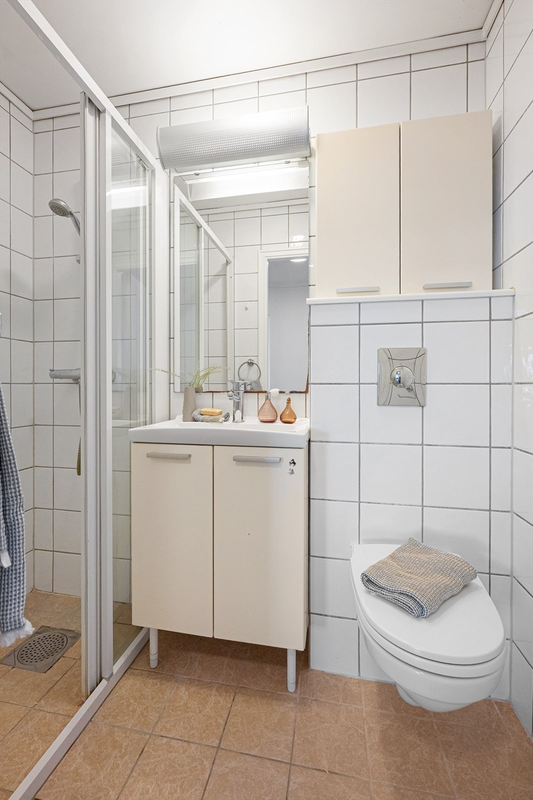 Innredning med nedfelt servant og veggmontert toalett. Badet ble bygget i 2005. Galleribilde