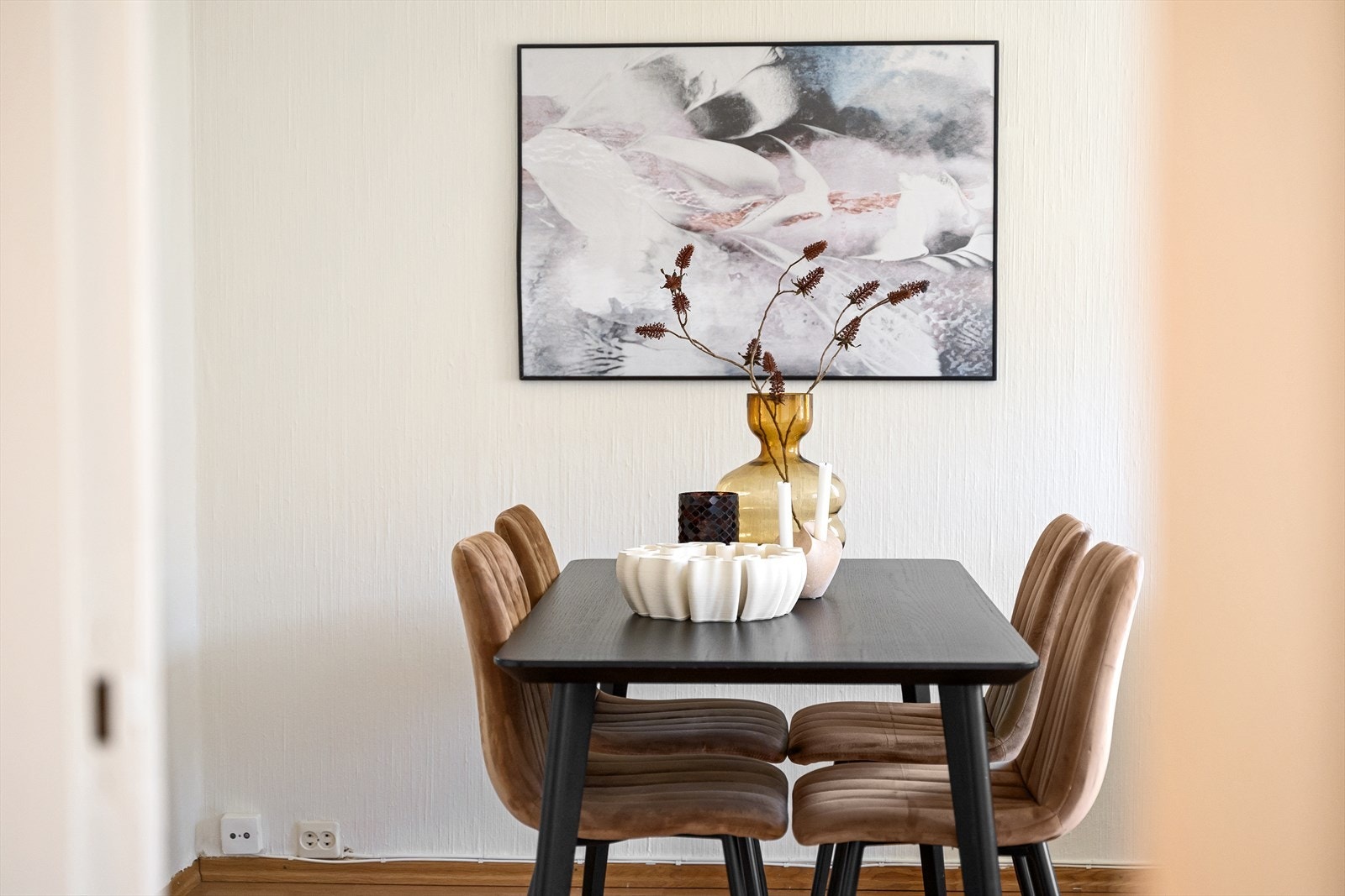 Vegger med malte plater og tapet gir en nøytral base for personlig innredning. Galleribilde