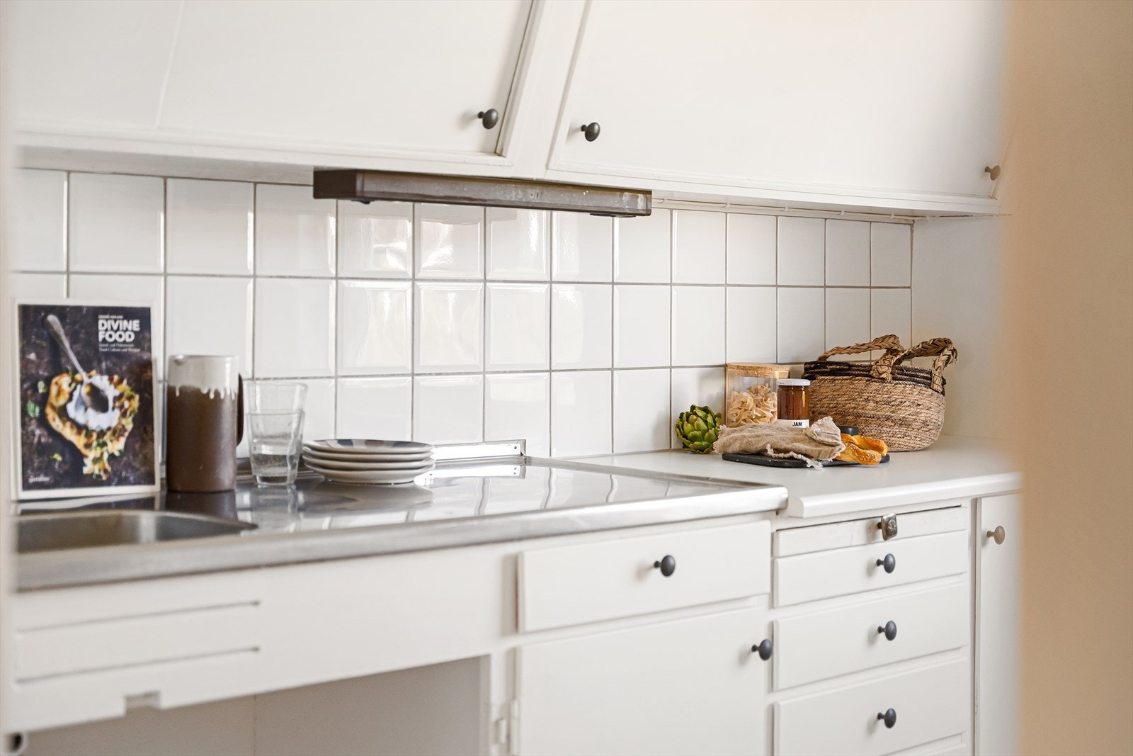 Benkeplaten er en kombinasjon av laminat og metall. Galleribilde