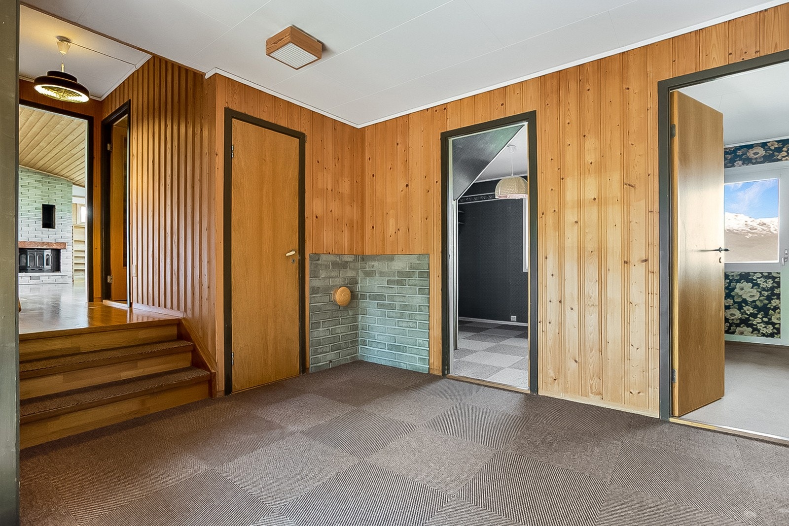 Hall i h. etg. med tilkomst til bad og 3 soverom Galleribilde