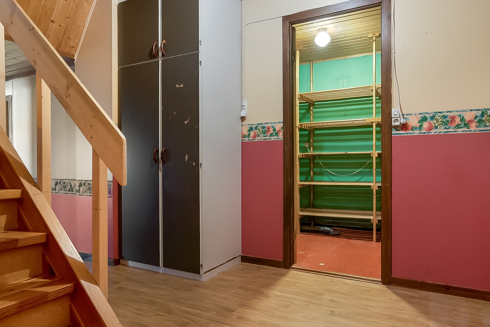 Kjellaretasjen med trapp til h. etg. og med eigen inngang Galleribilde