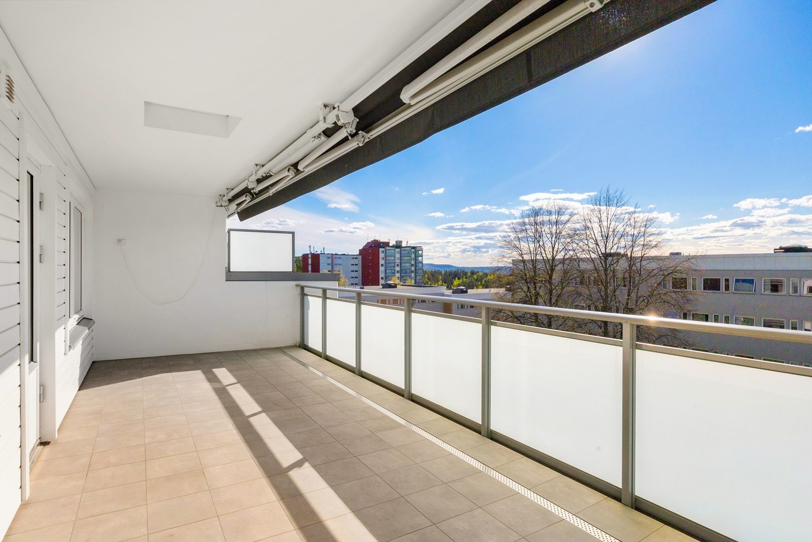 Fra stuen er det utgang til stor vest-/nordvestvendt terrasse på ca. 18,5 m² med flott utsikt og gode solforhold. Galleribilde