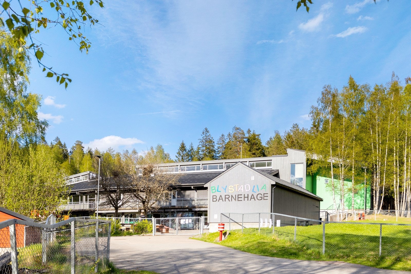 Gangavstand (ca 400 meter) til Blystadlia barnehage. I tillegg er det barnehage på Kurland og Løvenstad. Galleribilde