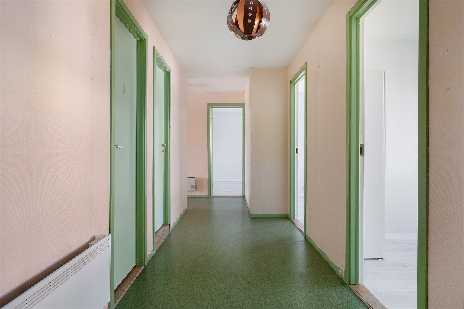 Leiligheten har behov for modernisering. Med leilighetens størrelse og internt gode beliggenhet, ligger alt til rette for å skape drømmehjemmet! Galleribilde