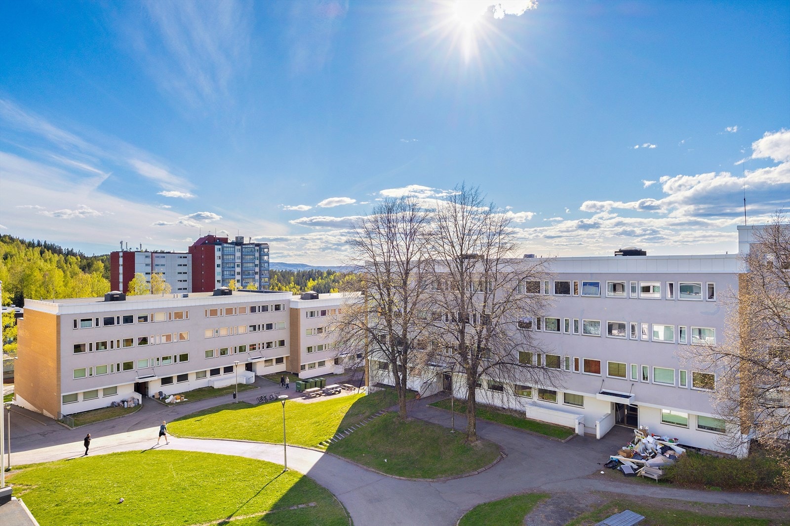 Flott utsikt fra terrassen. Her bor du skjermet og med god avstand til neste blokk. Galleribilde
