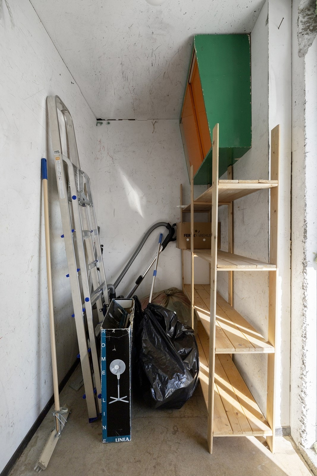Oppbevaringsplass i praktisk bod. Galleribilde
